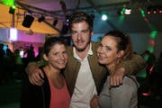 Geniessen den Abend: Die Romanshorner Patricia Honegger, Aron Signer und Sandra Himmelberger. (Bild: tgplus.ch/Chris Marty)