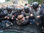 Robuster Einsatz fürs Vaterland: Russische Polizei in St. Petersburg macht Protesteilnehmer gegen die Rentenerhöhung unschädlich. (Bild: KEYSTONE/AP/VALENTIN EGORSHIN)