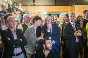 St.Galler Stadtparlamentswahlen 2016: Warten auf die Resultate. Mit diesen Wahlen wurde rund ein Drittel der bisherigen Mitglieder des Parlaments ausgewechselt, was eine hohe Quote ist. (Bild: Michel Canonica - 25. September 2016)