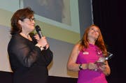 BPW-Präsidentin Bettina Zimmermann (links) und Referentin Tatjana Strobel boten beste Unterhaltung am Jubiläumsfest des BPW und genossen es auch selber, wie der Schnappschuss beweist. (Bild: Christoph Heer)