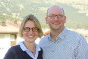 Ute Latuski-Ramm und Markus Ramm stellen sich als neues Pfarrehepaar zur Wahl. Die studierten Theologen aus Deutschland wirkten bisher auf der Lenzerheide und sind Eltern zweier Kinder. (Bild: PD)