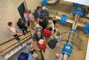 Grosses Interesse: Im Wasserreservoir Freudenberg wurde es zuweilen eng. (Bild: Ramona Riedener)