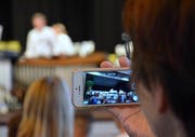 Stolze Eltern filmten ihre Sprösslinge bei dessen Auftritten vor Publikum.