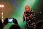 Mit umgehängter Akustikgitarre, dutzendfach mit Smartphones gefilmt, performte Bob Geldof im Chamer Lorzensaal seinen grössten Hit: «I Don’t Like Mondays». (Bild: Charly Keiser (8. September 2018))