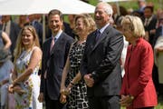 Die fürstliche Familie mit (von links) Prinzessin Marie Caroline, Erbprinz Alois von und zu Liechtenstein, Erbprinzessin Sophie, Fürst Hans-Adam II. von Liechtenstein und Fürstin Marie am Liechtensteiner Staatsfeiertag in Vaduz. (Bild: Gian Ehrenzeller/Keystone (15. August 2017))