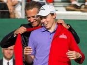 Matthew Fitzpatrick lässt sich in das «Red Jacket» einkleiden (Bild: KEYSTONE/ALEXANDRA WEY)