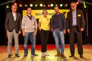 René Röthlisberger, Co-Präsident des OK und Präsident des Dachverbandes Wirt-schaft Uri (links), und OK-Präsident Urban Camenzind, Volkswirtschaftsdirektor des Kantons Uri (rechts), zusammen mit Karin Gaiser, Gaiser Projekt & Event GmbH, Mario Burkart, Burkart & Pfaffen Dekorationsbau GmbH (zweiter von links) und Yves Herger, HI Schweiz AG vom Projektteam der «Uri 18». (Bild: Marc Püntener, Altdorf, 9. September 2018)