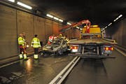 Wegen des Brands und der Bergung des Fahrzeugs blieb der Gotthard-Strassentunnel rund 2 Stunden lang gesperrt. (Bild: Kantonspolizei Uri, Hospental, 31. Dezember 2018)