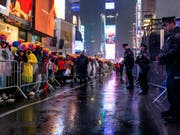 Am New Yorker Times Square mussten die Besucher bei Regen auf den Beginn des Jahres 2019 warten. (Bild: KEYSTONE/FR61802 AP/CRAIG RUTTLE)