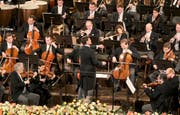 Christian Thielemann dirigiert das Orchester. Bild: Ronald Zak / AP