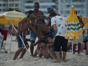Streit um Diebstahl auch am Silvestertag am Strand von Rio de Janeiro - der neue brasilianische Präsident Jair Bolsonaro will ab Dienstag im grössten Land Lateinamerikas mit harter Hand durchgreifen und solche Situationen vermeiden. (Bild: KEYSTONE/AP/LEO CORREA)