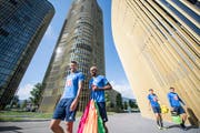 Die Luzern-Spieler Lucas Alves (links) und Blessing Eleke (Mitte) steigen heute Mittwoch wieder in den Trainingsbetrieb ein. Wahrscheinlich aber etwas wärmer gekleidet als auf dieser Aufnahme von Mitte August 2018. (Bild: Urs Flüeler/Keystone)