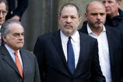 Harvey Weinstein, verlässt das Gericht in New York. (Bild: AP Photo/Mark Lennihan, File, 20. Dezember 2018))