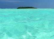 Das süsse Nichtstun in der Lagune: hinausschauen aufs Meer, schwimmen im türkisblauen Wasser, zurückschauen auf die Insel. (Bild: Jochen Müssig.)