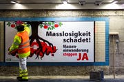 Eine Plakatkampagne der SVP im Jahr 2013. Seither ist die Nettozuwanderung in die Schweiz konstant zurückgegangen. (Bild: Urs Jaudas)