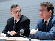 SVP-Präsident Albert Rösti (rechts) und SVP-Nationalrat Peter Keller (NW) präsentieren das neue Parteiprogramm. (Bild: KEYSTONE/ANTHONY ANEX)
