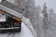 Lastwagen um Lastwagen wird der Schnee im Tobel unterhalb der Walke in Herisau entsorgt. (Bild: Mea McGhee)