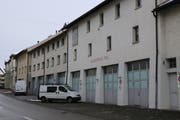 Das alte Feuerwehrdepot an der Tonhallestrasse ist ideal für die rund zehn Polizeifahrzeuge. (Bild: Hans Suter)
