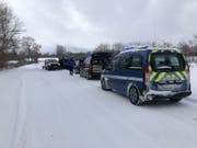 Polizei am Mittwoch nahe der Absturzstelle. (Bild: Keystone/MAXPPP/VALENTIN COLLIN)