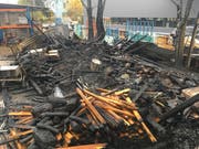 Auch ein Holzunterstand ging in Flammen auf.