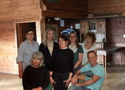 Der Vorstand von «Kultur in Mogelsberg» mit Elfie Wälly (Mitte) und Ralph Jaegle (vorne rechts) holt regelmässig Musiker und Kabarettisten ins Toggenburg. (Stand: Mitte 2018). (Bild: PD)