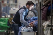 Patrick Meier in der Wäscherei seines Unternehmens Texpress in Büron. (Bild: Nadia Schärli (8. Januar 2019))