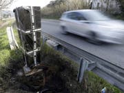 Über manche Geräte zur Kontrolle der Geschwindigkeit wurde ein Abfallsack gestülpt. (Bild: Keystone/AP/CLAUDE PARIS)