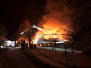 Beim Eintreffen der Feuerwehr stand der Bauernhof bereits in Flammen. (Bild: Kantonspolizei Bern)