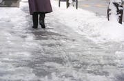 Schneebedeckte Gehwege können für Blinde problematisch sein. (Symbolbild: Gaetan Bally/Keystone (Zürich, 28. Januar 2002))