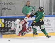Thurgaus Michael Loosli (rechts) setzt sich in einem spektakulären Zweikampf gegen Jari Allevi an der Bande durch. (Bild: Mario Gaccioli)