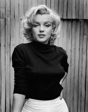Wer sagt, dass Rollkragenpullover unsexy sind, hat Marilyn Monroe noch nie in einem gesehen. Hollywood, California, May 1953. (Foto Alfred Eisenstaedt/Getty Images)