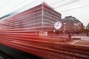 Ein Zug fährt an der grossen Bahnhofsuhr vor dem Hauptsitz der SBB in Bern vorbei. (Bild: Christian Beutler/KEY (Bern, 2. Oktober 2014)