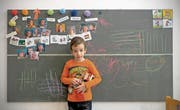 «A l’école des philosophes» zeigt, wie Kinder mit besonderen Bedürfnissen und ihre Eltern die Einschulung erleben. (Bild: Outside the box)