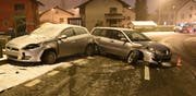 Die beiden Autos wurden bei der Kollision in Nebikon so stark beschädigt, dass sie abgeschleppt werden mussten. (Bild: Luzerner Polizei)