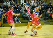 Die Zugerin Jacqueline Hasler-Petrig am Ball, vor ihr Soka Smitran von Spono. (Bild: Stefan Kaiser (Zug, 9. Januar 2019))