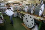 Die Schweizer Bahnhofsuhr wird im bernischen Sumiswald produziert. (Bild: Martin Rüetschi/KEY, Sumiswald, 21. September 2005)