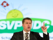 Die SVP des Kantons St.Gallen hat an ihrer 104. Delegiertenversammlung am Mittwoch mit grossem Applaus das Engagement von Toni Brunner verdankt. (Bild: KEYSTONE/LAURENT GILLIERON)