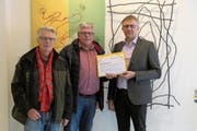 Oswald Iten (links) und Thomas Hess (Mitte) übergaben Gemeindeschreiber Peter Lüönd die Petition. (Bild: Christopher Gilb (Unterägeri, 10. Januar 2018))