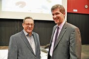 Paul Federer (links) hat den Vizedirektor des Bundesamtes für Energie, Marc Kenzelmann, nach Obwalden eingeladen. (Bild: Romano Cuonz (Sarnen, 9. Januar 2019))