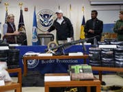 Auf einem Tisch vor Präsident Donald Trump hatten die Sicherheitskräfte Drogen, Waffen sowie eine Plastiktüte mit Geld aufgestellt, um zu illustrieren, was an der Grenze beschlagnahmt wird. (Bild: Keystone/AP/EVAN VUCCI)