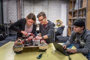 Die Jugendlichen haben einen Prototyp der Kantonsschule Glarus neu verkabelt. (Bild: Bilder: Michel Canonica)