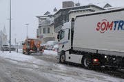 Nur dank der spontanen Hilfe eines Strassenunterhalt-Mitarbeiters mit seinem Salz-streu-Fahrzeug kann sich der stecken gebliebene LKW befreien. Bilder: (Hans Suter)