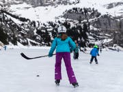 3600 Unfälle ereignen sich jedes Jahr auf Schweizer Eis. Wer beim Eislaufen einen Helm trägt, vermindert laut bfu das Risiko von schweren Kopfverletzungen. (Bild: KEYSTONE/PETER KLAUNZER)