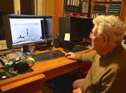 Werner Stalder begutachtet an seinem PC eine alte Aufnahme. (Bild: Margrith Pfister-Kübler)
