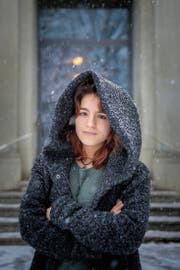 «Das ist Wetter, nicht Klima»: Miriam Rizvi im Schneegestöber vor der Kanti am Burggraben in St.Gallen. (Bild: Urs Bucher)