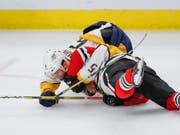 Nashvilles Verteidiger Dan Hamhuis ringt Chicagos Stürmer Drake Caggiula nieder (Bild: KEYSTONE/FR136454 AP/KAMIL KRZACZYNSKI)