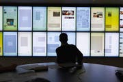 Ein Journalist schaut die digitale Blattplanung in der Redaktion der Aargauer Zeitung an. (Bild: Gaetan Bally/Keystone (Aarau, 13. Januar 2012)