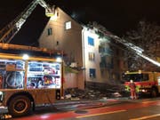 Für die Löscharbeiten wurde das Dach des Mehrfamilienhauses an der Rousseaustrasse im Zürcher Stadtkreis 10 stellenweise aufgebrochen. (Bild: Schutz & Rettung Zürich/Twitter)