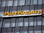 Immer mehr Schweizer Banken denken über die Weitergabe der Negativzinsen an ihre Kunden nach. Die Postfinance hatte vor kurzem ihre Gebühren erhöht. (Bild: KEYSTONE/PETER KLAUNZER)