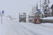 Bilder: Mitarbeitende des Ausserrhoder Tiefbauamtes räumen den Schnee von der Degersheimerstrasse in Herisau. (Bild: Mea Mac Ghee)